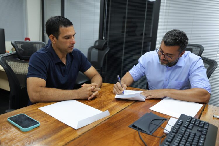 Governador Wilson Lima anuncia pavimentação da estrada de acesso ao porto de Fonte Boa e revitalização de estádio em Japurá