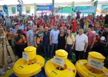 Governador Wilson Lima entrega 150 novos títulos definitivos de propriedade em Novo Airão