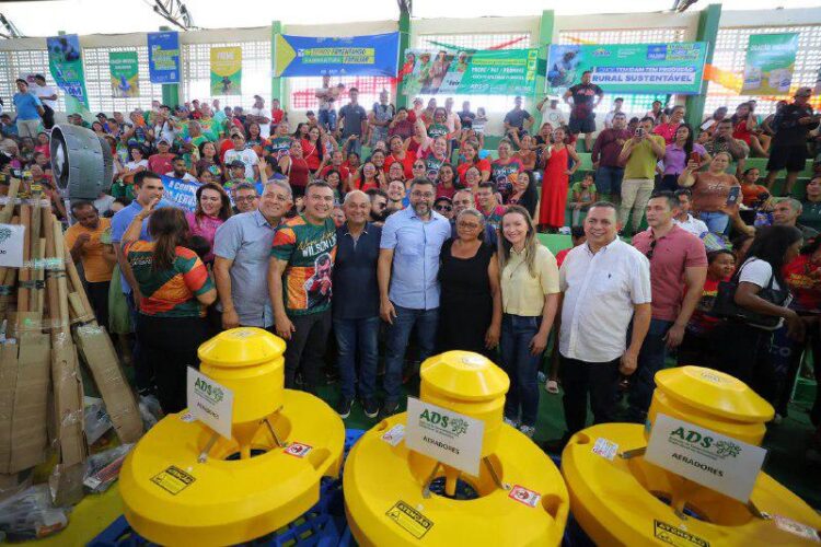 Governador Wilson Lima entrega 150 novos títulos definitivos de propriedade em Novo Airão