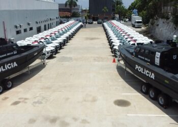 Durante entrega de viaturas e lanchas blindadas, governador Wilson Lima destaca apreensão recorde de drogas