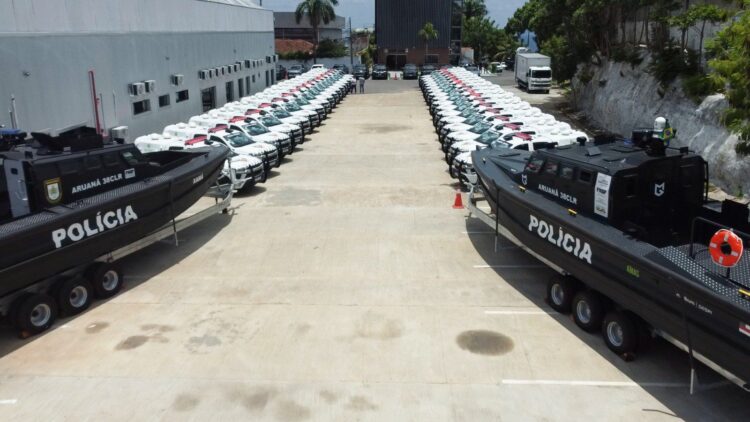 Durante entrega de viaturas e lanchas blindadas, governador Wilson Lima destaca apreensão recorde de drogas