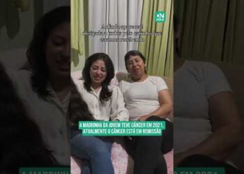 Jovem corta cabelo e transforma em peruca para presentear madrinha diagnosticada com câncer de mama – País