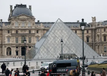 Louvre chegou a abrir nesta segunda, mas fechou novamente após assalto