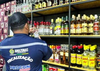 Procon-AM realiza blitz fiscalizatória e de orientação para prevenir casos de intoxicação por metanol