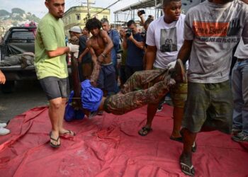 Moradores que retiraram roupas camufladas de mortos no Rio serão investigados