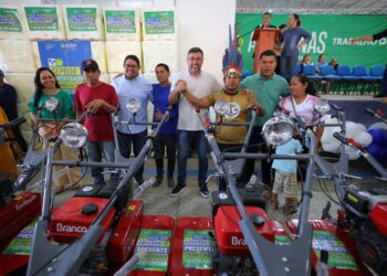 Governador Wilson Lima entrega mais 800 cartões do Auxílio Estadual em Tabatinga, alcançando 1.600 no Alto Solimões