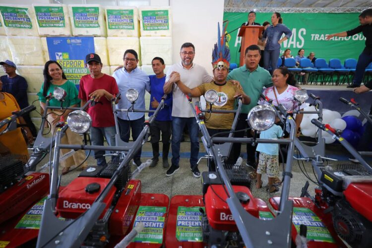 Governador Wilson Lima entrega mais 800 cartões do Auxílio Estadual em Tabatinga, alcançando 1.600 no Alto Solimões