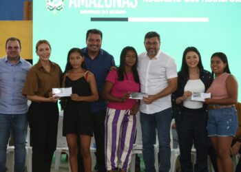 Governador Wilson Lima entrega 800 novos cartões do Auxílio Estadual e reforça ações sociais em Autazes