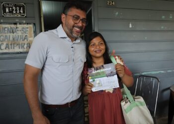 Governador Wilson Lima inicia entrega de novos cartões do Auxílio Estadual em municípios do Alto Solimões