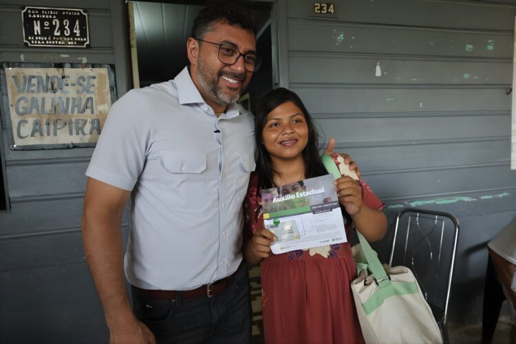 Governador Wilson Lima inicia entrega de novos cartões do Auxílio Estadual em municípios do Alto Solimões