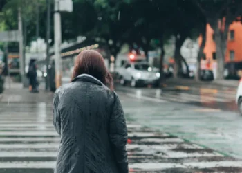 Médico explica se tomar chuva pode realmente causar gripe ou resfriado