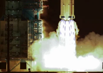 Nave chinesa Shenzhou-21 acopla à estação Tiangong após novo recorde