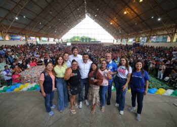 Governador Wilson Lima entrega mais 1.000 cartões do Auxílio Estadual em Itacoatiara