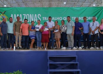 Governador Wilson Lima entrega 700 novos cartões do auxílio estadual para famílias de Nova Olinda do Norte