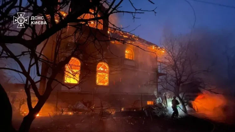 Pelo menos onze feridos em ataque russo a Kiev; veja as imagens