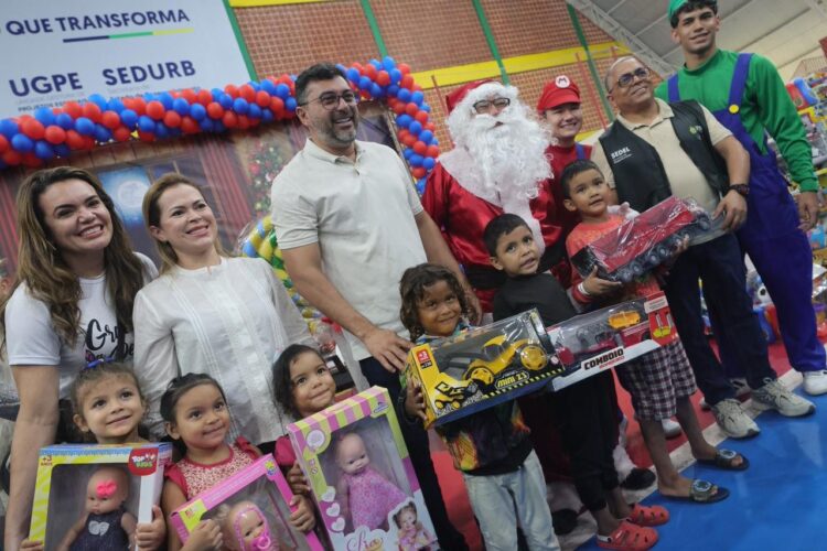 Em Parintins, Governador Wilson Lima entrega mil novos cartões do Auxílio Estadual e fortalece ações nos setores social e primário