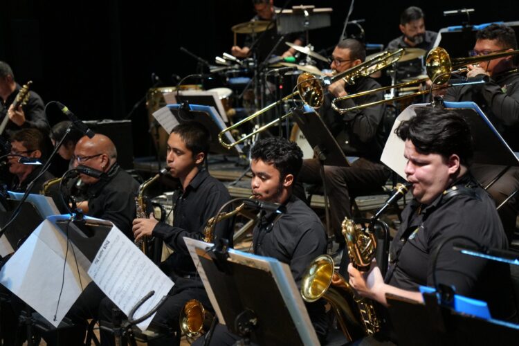 ‘Jazz Natalino’: Clássicos ganham releitura em espetáculo jazzístico no palco do Teatro Amazonas