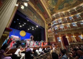 Arte, infância e emoção marcam o concerto ‘Crianças Unidas do Brasil’ no Teatro Amazonas