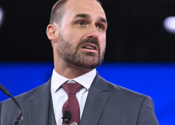 Eduardo Bolsonaro muda tom e celebra diálogo político entre Trump e Lula