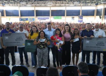 Governador Wilson Lima entrega 500 cartões do Auxílio Estadual e reforça setores social e primário com R$ 1,5 milhão em investimentos, em Iranduba