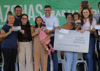 Governador Wilson Lima entrega cartões do Auxílio Estadual e fortalece setor social em Manacapuru