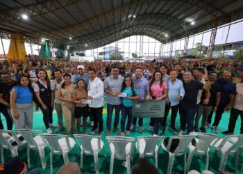 Governador Wilson Lima entrega cartões do Auxílio Estadual, inaugura Samic e reforça assistência social em Tapauá
