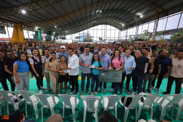 Governador Wilson Lima entrega cartões do Auxílio Estadual, inaugura Samic e reforça assistência social em Tapauá