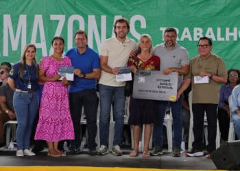 Governador Wilson Lima entrega mil novos cartões do Auxílio Estadual Permanente em Coari