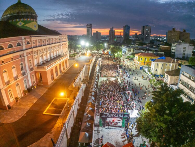 Corrida do Teatro Amazonas reúne mais de 3 mil atletas na celebração dos 129 anos do monumento
