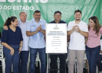Governador Wilson Lima vistoria obras da estrada do Membeca e inaugura iluminação de LED em Caapiranga