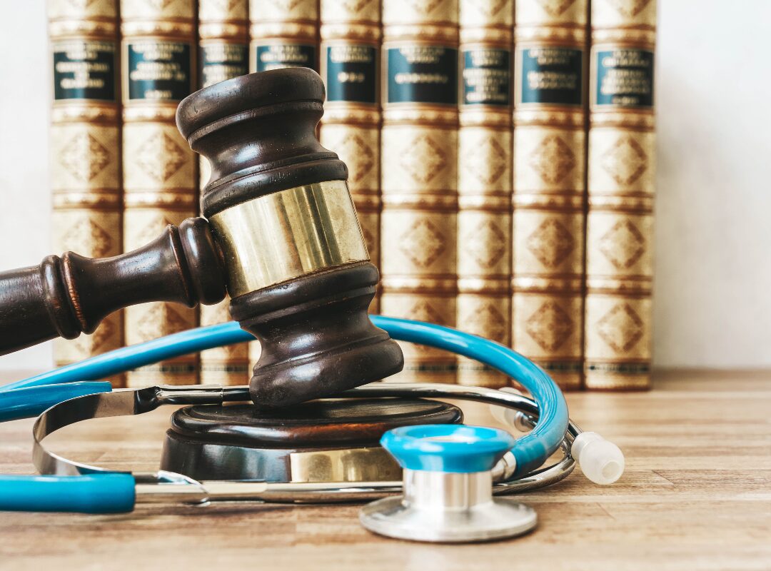 Martelo - símbolo de decisão judicial - e estetoscópio, símbolo da saúde