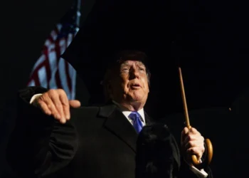 Trump diz que Irã pediu negociação após ameaças e admite ação militar