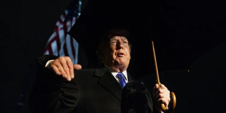 Trump diz que Irã pediu negociação após ameaças e admite ação militar