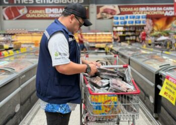 Fiscalização: Procon-AM autua supermercado por comercialização de mais de 80 kg de alimentos impróprios para o consumo