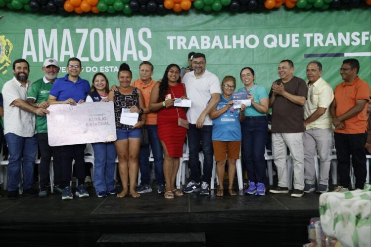 Em Rio Preto da Eva, governador Wilson Lima entrega cartões do Auxílio Estadual e novos equipamentos para o setor primário