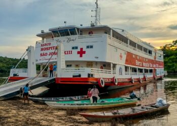 Barco Hospital São João XXIII presta atendimentos de saúde em Itapiranga