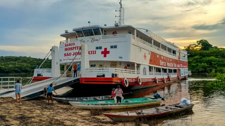 Barco Hospital São João XXIII presta atendimentos de saúde em Itapiranga