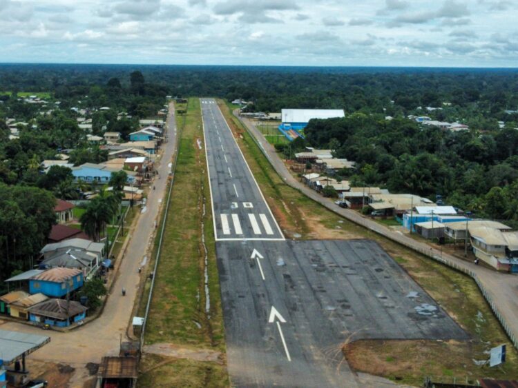 Governador Wilson Lima entrega pista de pouso reformada em Pauini