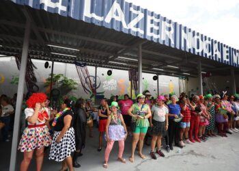Moradores comemoram inauguração do novo Centro de Lazer Noca e Maroca, na zona norte da capital