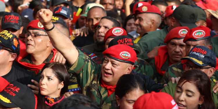 Ministro do Poder Popular para o Interior, Justiça e Paz da Venezuela, Diosdado Cabello participa de uma marcha de apoiadores do chavismo para comemorar o 34º aniversário da insurreição liderada por Hugo Chávez
