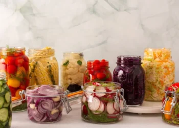 8 alimentos fermentados que fazem bem ao intestino, segundo especialistas