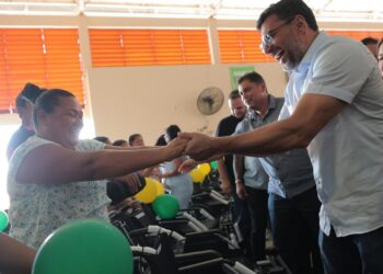 Em Lábrea, governador Wilson Lima entrega de cartões do Auxílio Estadual e fomenta setor primário