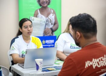 Governo Presente: ‘Esperei por esse documento por quase 30 anos’, diz morador do Monte das Oliveiras ao receber título definitivo