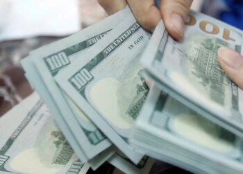 Dólar cai 1,6% e fecha em R$ 5,23 com alívio externo