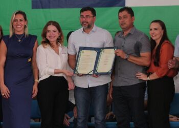 Nos 140 anos de Lábrea, governador Wilson Lima entrega documento que viabiliza regularização fundiária no município