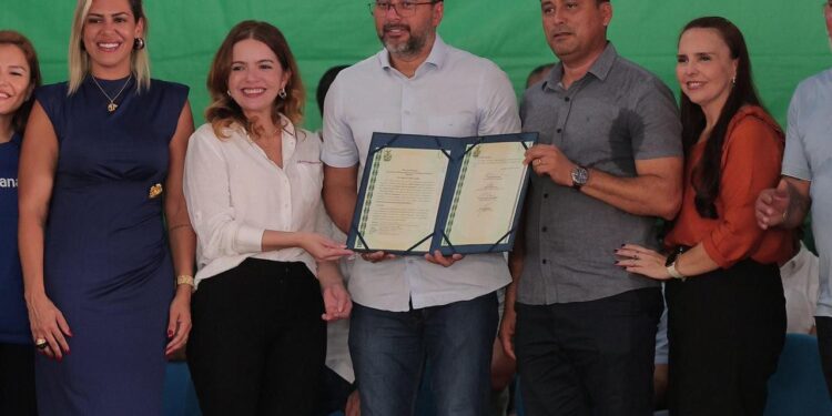 Nos 140 anos de Lábrea, governador Wilson Lima entrega documento que viabiliza regularização fundiária no município