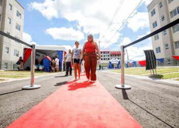 Amazonas Meu Lar: Mais 88 famílias beneficiadas pelo programa estadual recebem as chaves dos apartamentos