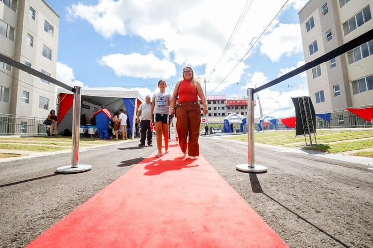 Amazonas Meu Lar: Mais 88 famílias beneficiadas pelo programa estadual recebem as chaves dos apartamentos