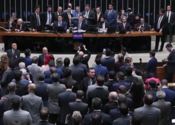 Comissão aprova relatório, e PEC da escala 6x1 avança na Câmara