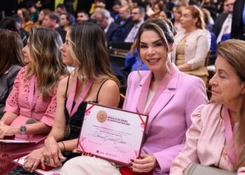 Primeira-dama Thaisa Cidade recebe honraria do TCE-AM em reconhecimento à atuação em favor das mulheres